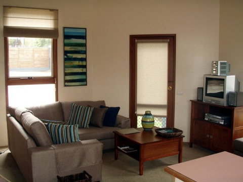 Aireys Inlet Getaway - Phillip Island Accommodation 3