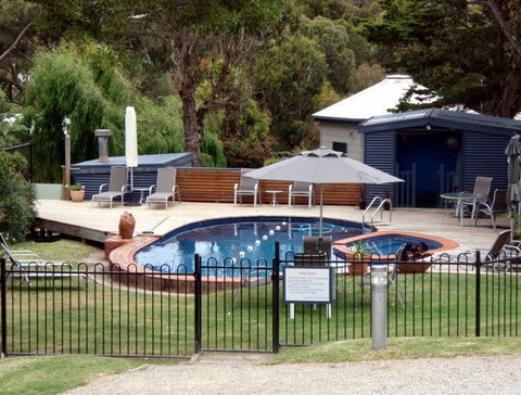Aireys Inlet Getaway - Phillip Island Accommodation 4