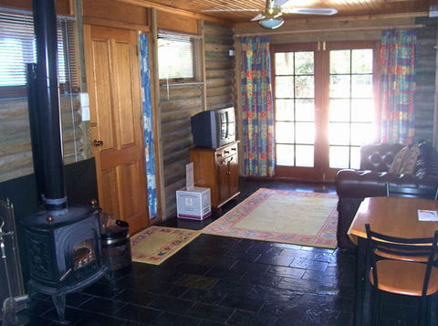 McLaren Ridge 1 - McLaren Ridge Log Cabins - Phillip Island Accommodation 4