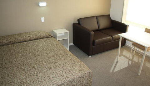 Bowlo Holiday Cabins - Phillip Island Accommodation 3