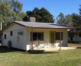 Cockatoo Cottage - Pooncarie - Phillip Island Accommodation 0