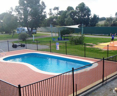 Elliston Caravan Park - Phillip Island Accommodation 1