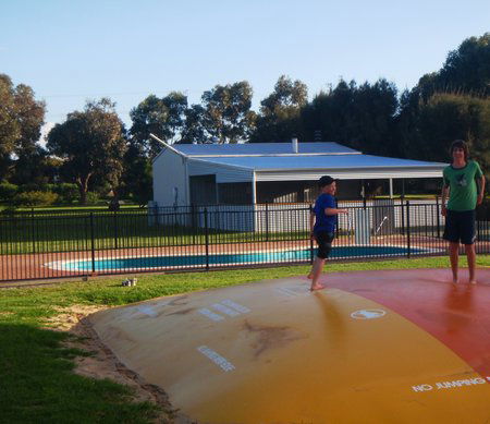 Elliston Caravan Park - Phillip Island Accommodation 2
