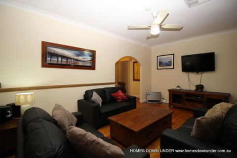 Homes Down Under - Phillip Island Accommodation 9