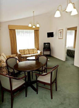 Elizabethan Lodge - Phillip Island Accommodation 18