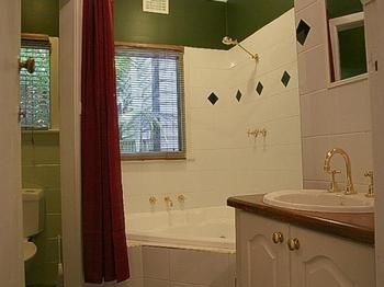 Tudor Cottages Mt Dandenong - Phillip Island Accommodation 7