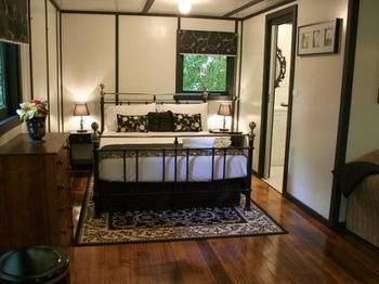 Tudor Cottages Mt Dandenong - Phillip Island Accommodation 9
