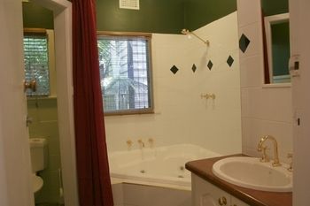 Tudor Cottages Mt Dandenong - Phillip Island Accommodation 12