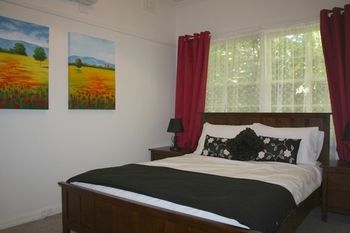 Tudor Cottages Mt Dandenong - Phillip Island Accommodation 16