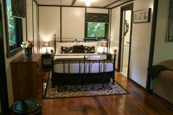 Tudor Cottages Mt Dandenong - Phillip Island Accommodation 17