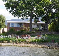 Waterside Accommodation - Derwent Hideaway - Phillip Island Accommodation