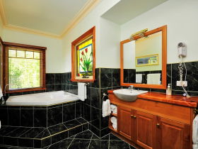 Beauty Point's Pomona Spa Cottages - Phillip Island Accommodation 0