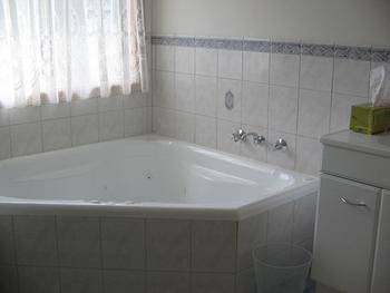 Macburn Self Contained Cottages, Dog Friendly - Phillip Island Accommodation 0