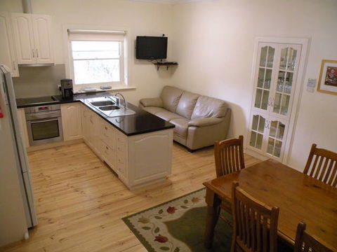 MacDonnell House (Naracoorte Cottages) - Phillip Island Accommodation 2