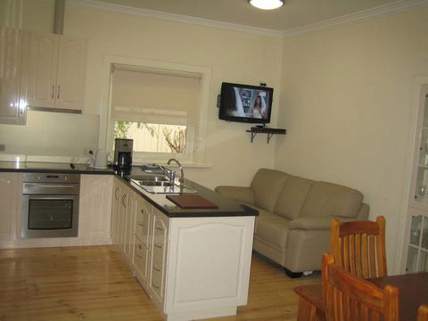 MacDonnell House (Naracoorte Cottages) - Phillip Island Accommodation 3