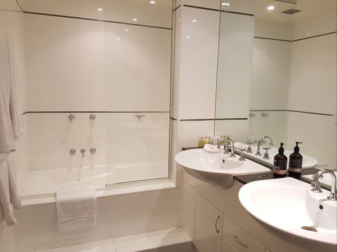 Newcastle Terraces And Apartments - Harbourside Apartment - Phillip Island Accommodation 18