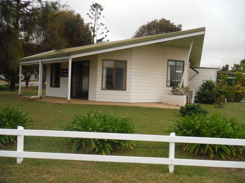 Catalina Cottage - Phillip Island Accommodation 0