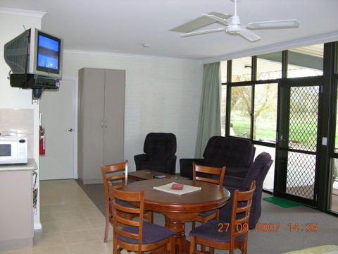 Myrtleford Masonic Units - Phillip Island Accommodation 1