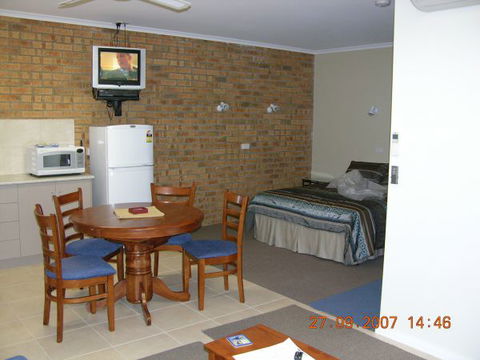 Myrtleford Masonic Units - Phillip Island Accommodation 4