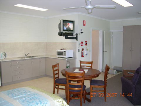 Myrtleford Masonic Units - Phillip Island Accommodation 5