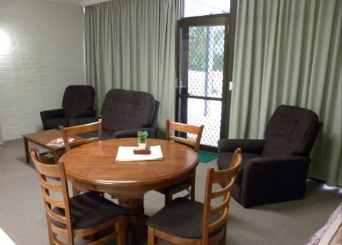 Myrtleford Masonic Units - Phillip Island Accommodation 8
