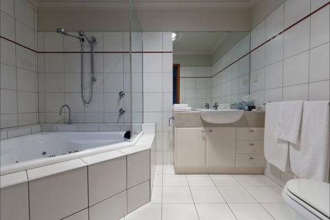 Eugenie's Luxury Accommodation - Phillip Island Accommodation 4