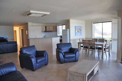 Cliff House Beachfront Villas - Phillip Island Accommodation 4