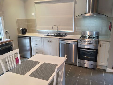 High Peaks Cottages - Phillip Island Accommodation 2