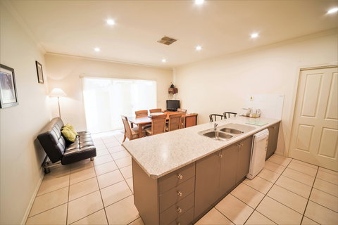 Shamore Apartments - Eleventh Street Mildura - Phillip Island Accommodation 8