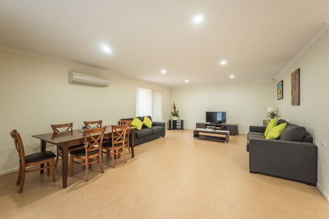 Glenn Moore Accessible Accommodation  Units - Phillip Island Accommodation 0