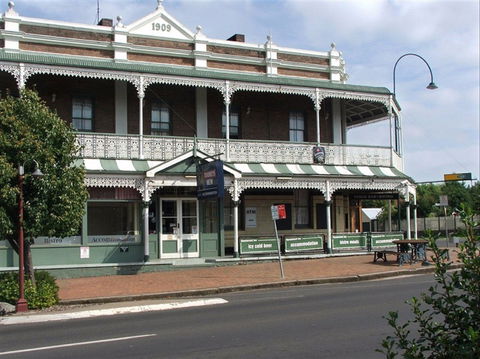 Thunderbolt Inn (aka The Bottom Pub!) - Phillip Island Accommodation 0