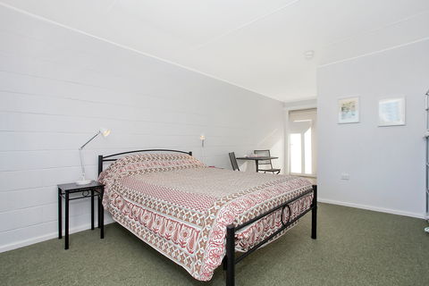 Peterborough House & Motel - Phillip Island Accommodation 1