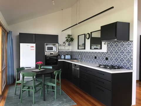 Black Cockatoo Cottages - Phillip Island Accommodation 2