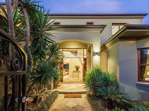 Lakeland Keys Broadbeach - Vogue Holiday Homes - Phillip Island Accommodation 2