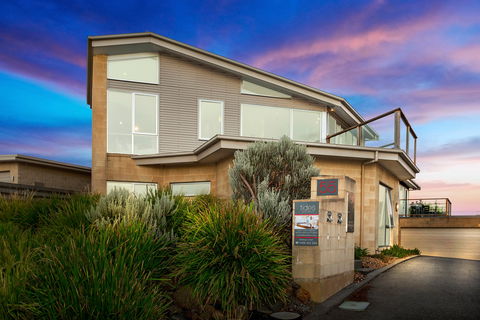 Tides Apartments Port Fairy - Phillip Island Accommodation 1