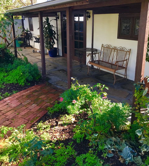 3 Divas Accommodation - The Moscato Cottage - Phillip Island Accommodation 0