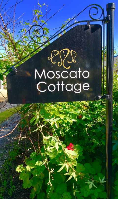 3 Divas Accommodation - The Moscato Cottage - Phillip Island Accommodation 1