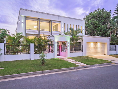 Riviera Waters Broadbeach - Vogue Holiday Homes - Phillip Island Accommodation 0