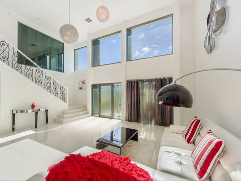 Riviera Waters Broadbeach - Vogue Holiday Homes - Phillip Island Accommodation 1