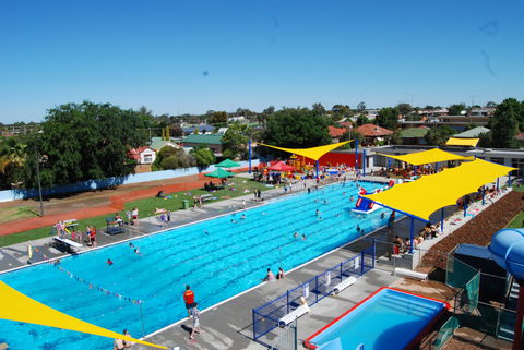 Holland Park Pool - Phillip Island Accommodation 1
