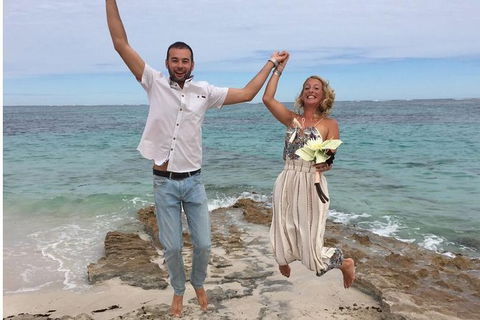 Elope In Paradise - Weddings At Mission Beach - Phillip Island Accommodation 1