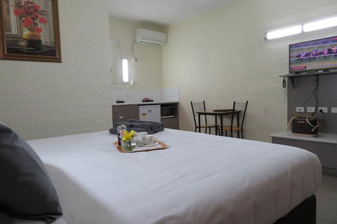 Bishops Lodge Narrandera - Phillip Island Accommodation 6