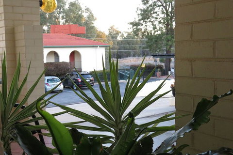 Bishops Lodge Narrandera - Phillip Island Accommodation 3