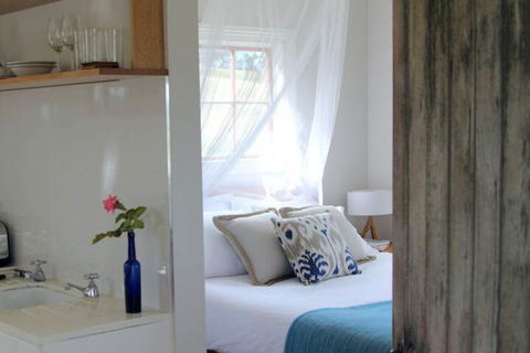 Wines For Joanie Cottage - Phillip Island Accommodation 3