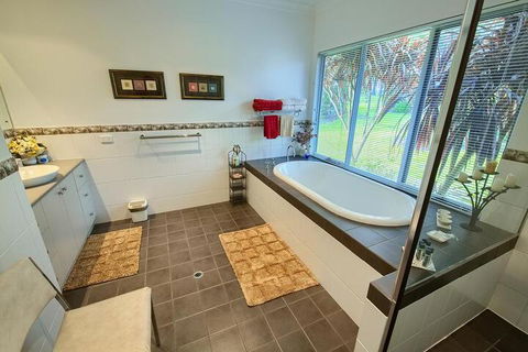 Glenelg On King Bed & Breakfast - Phillip Island Accommodation 1