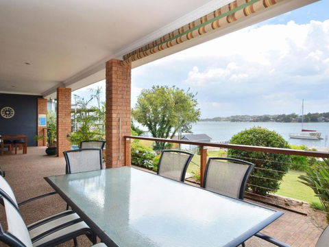 The House On The Lake At Fishing Point Lake Macquarie Honestly Put The Line In & Catch Fish - Phillip Island Accommodation 4