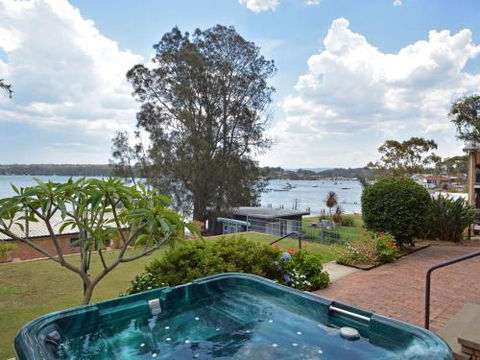 The House On The Lake At Fishing Point Lake Macquarie Honestly Put The Line In & Catch Fish - Phillip Island Accommodation 2