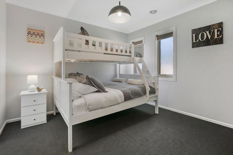 Luxury Coastal Escape - Phillip Island Accommodation 3