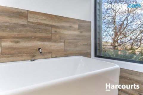 The WeareHouse In Deloraine - Phillip Island Accommodation 6