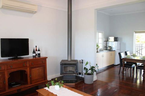 Vineyard Cottage At Upper Reach Winery - Phillip Island Accommodation 4